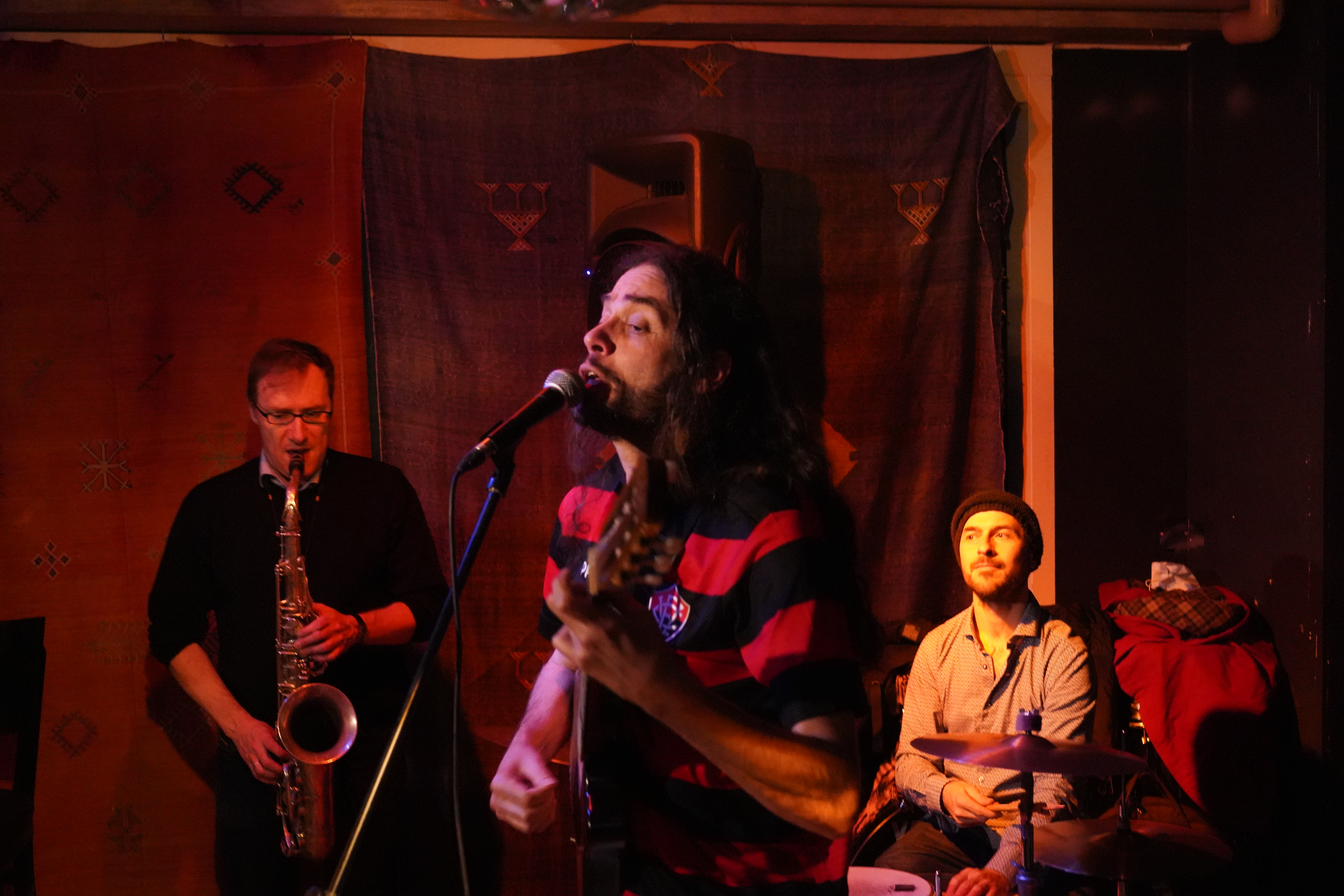 Trio Chovendo na Roseira - Live